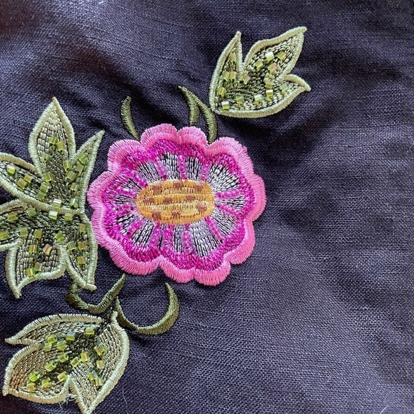 Larry Levine Black Linen Floral Embroidered Capris pants. Size 10 - Picture 8 of 15